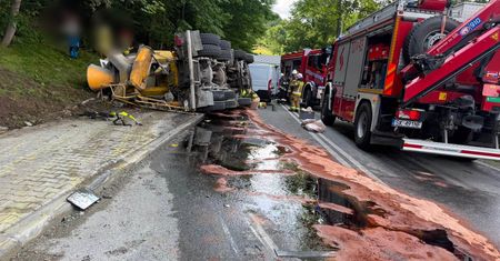 Przewrócona betonomieszarka zmiażdżyła rowerzystkę. Dwie ofiary na DW948