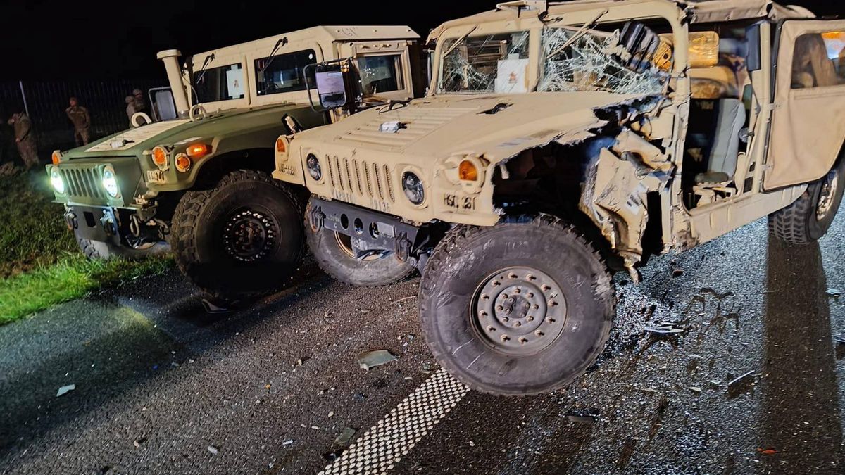  Wypadek na A2. Bus zderzył się z kolumną wojskową