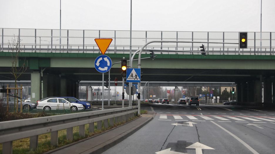 Warszawa. Zjazd z POW w ciągu trasy S2 na ulicę Puławską, grudzień 2020 r.