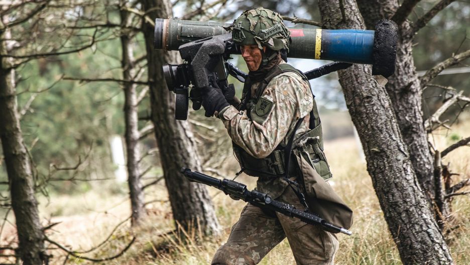 Litewski żołnierz z wyrzutnią FGM-148 Javelin