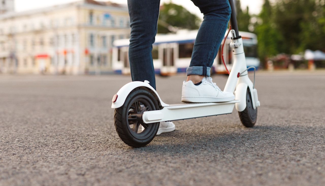 Hulajnogi stają się coraz bardziej popularnym środkiem transportu w wielu polskich miastach