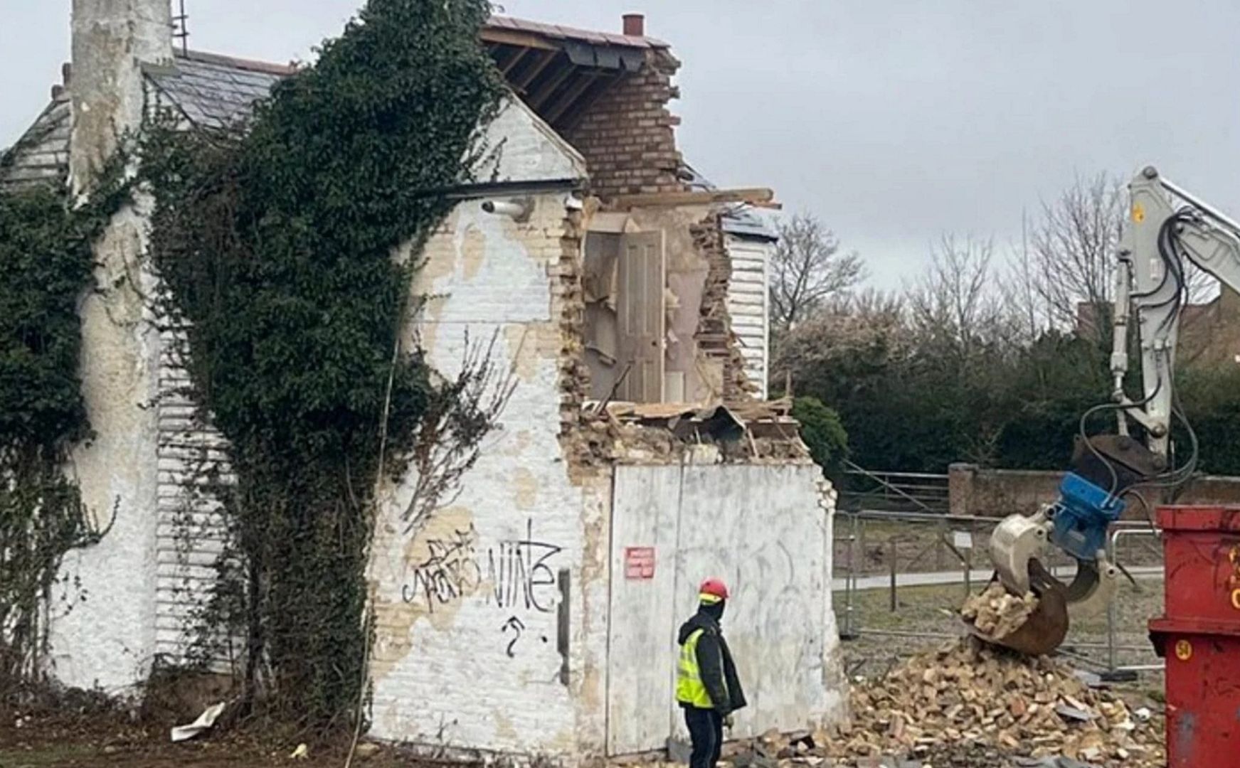 Robotnicy przypadkiem zniszczyli mural Banksy'ego. Był wart pół miliona funtów