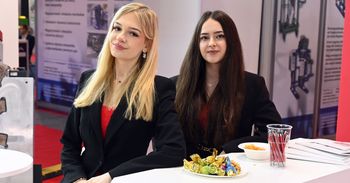 Piękne hostessy na Międzynarodowych Targach Przetwórstwa Tworzyw Sztucznych i Gumy Plastpol w Kielcach zachwycały! Zobaczcie zdjęcia