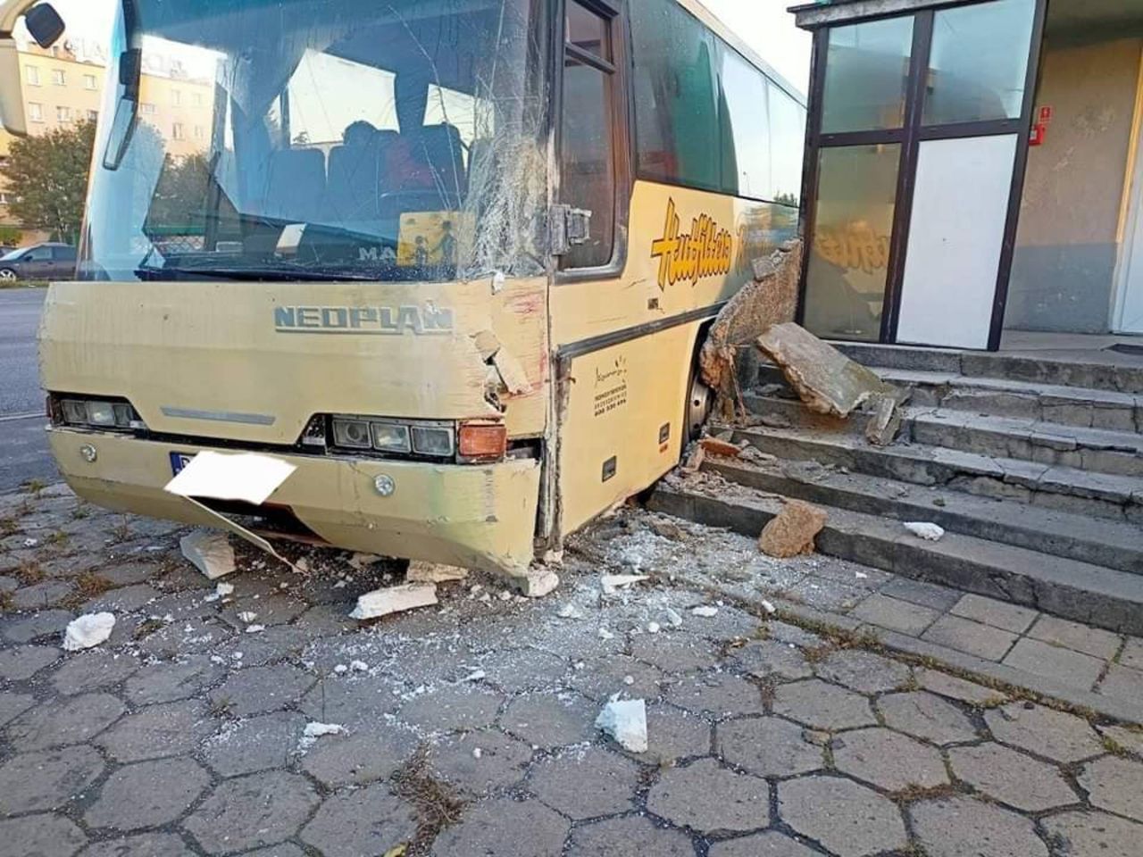 Autobus w Gnieźnie wjechał w budynek