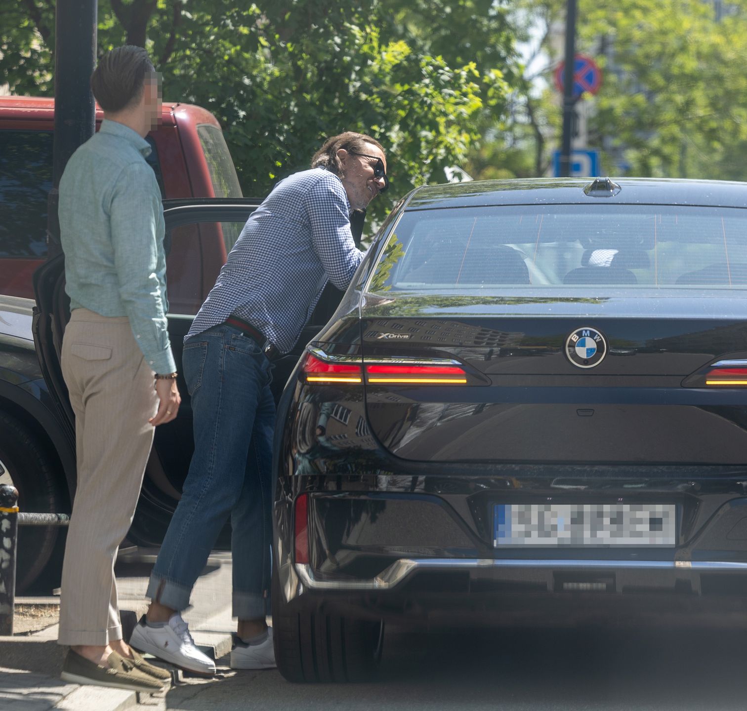 Radosław Majdan parkuje BMW na ulicy