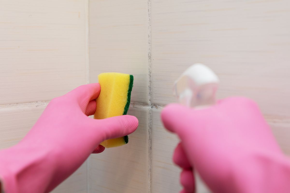 Czyszczenie płytek jest często pomijane podczas sprzątania łazienki