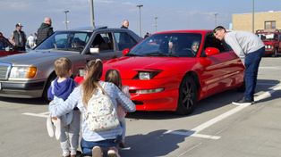 Radom: Motoryzacja na wysokości. "Zlot na dachu" przyciągnął tłumy fanów aut w Radomiu. Zobaczcie zdjęcia