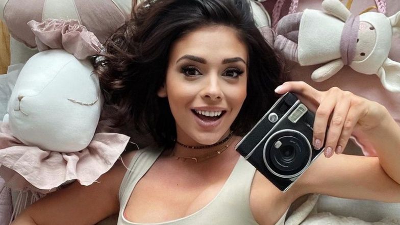 Rozanielona Kaludia Halejcio z uśmiechem wpatruje się w swojego męża i córeczkę 