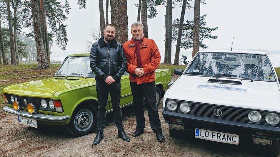 Tomasz Franc (po lewej) jest pasjonatem starych, PRL-owskich samochodów. Swoją pasję połączył z chęcią pomagania.