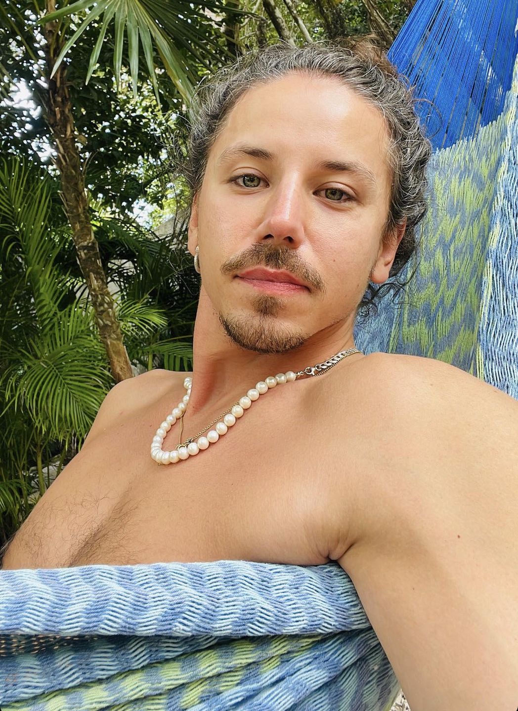 Michał Szpak wygina się na hamaku podczas rajskich wakacji