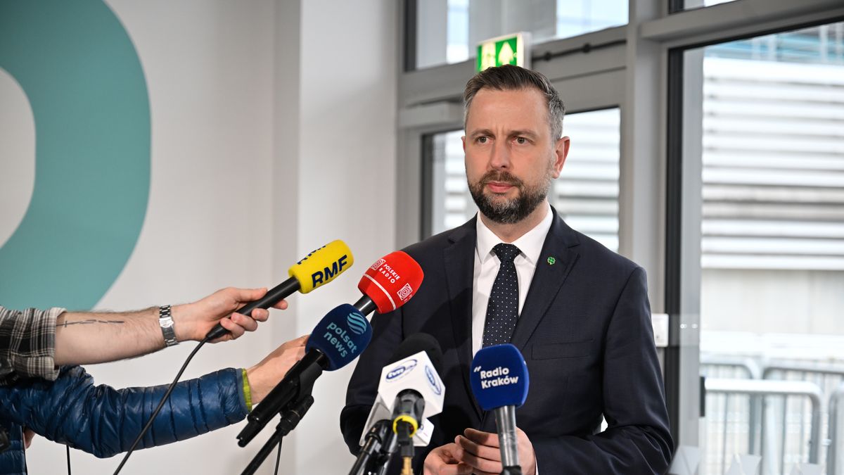 Balice, 24.04.2026. Wicepremier, minister obrony narodowej Władysław Kosiniak-Kamysz rozmawia z mediami podczas uroczystości otwarcia Terminalu Wspierającego na terenie Międzynarodowego Portu Lotniczego im. Jana Pawła II Kraków-Balice, 24 bm. (jm) PAP/Art Service