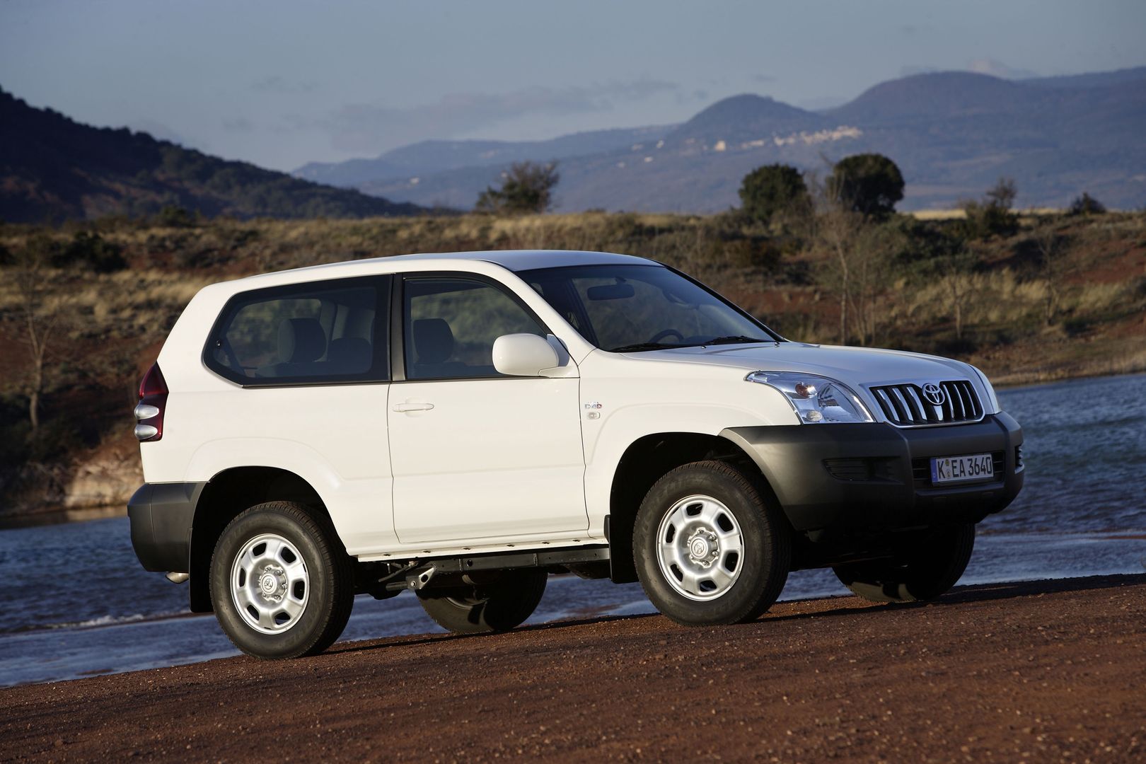 Land Cruiser J125 w wersji wąskiej (ubogie wyposażenie i prostsza konstrukcja) dostępnej m.in. na rynku niemieckim