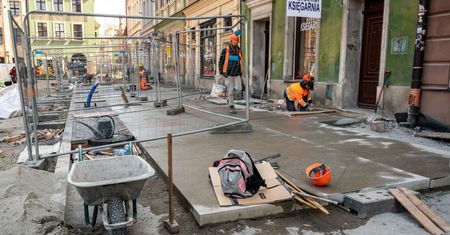 Wpadł do wykopu w centrum Poznania. Niebywałe, co zrobili robotnicy