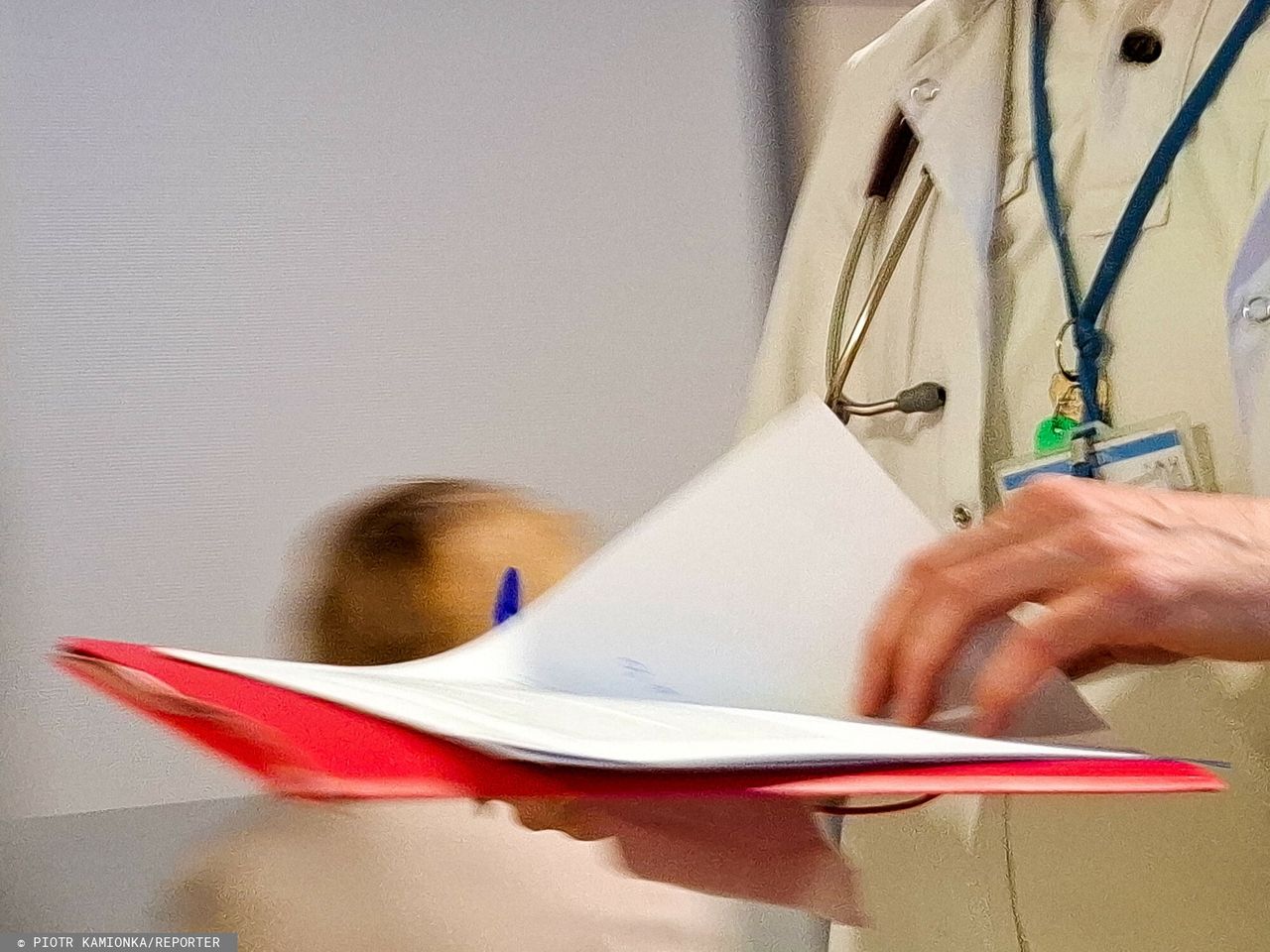 Nawet 48 tys. miesięcznie. Resort zdrowia chce ustalić limit zarobków lekarzy