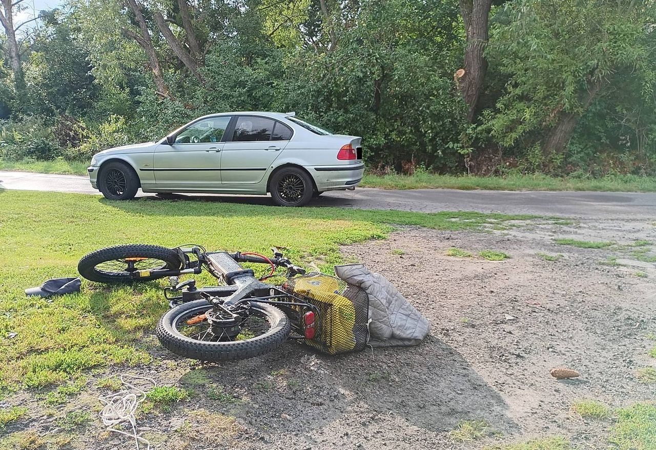 Wypadek na łuku drogi. BMW uderzyło w rowerzystę