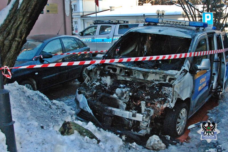 Szczawno-Zdrój. Podpalił radiowóz Straży Miejskiej. W trakcie zatrzymania wymachiwał nożem