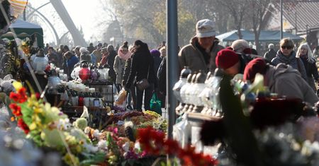 "Jarmark" przy cmentarzu w Warszawie. 25 zł za chleb ze smalcem