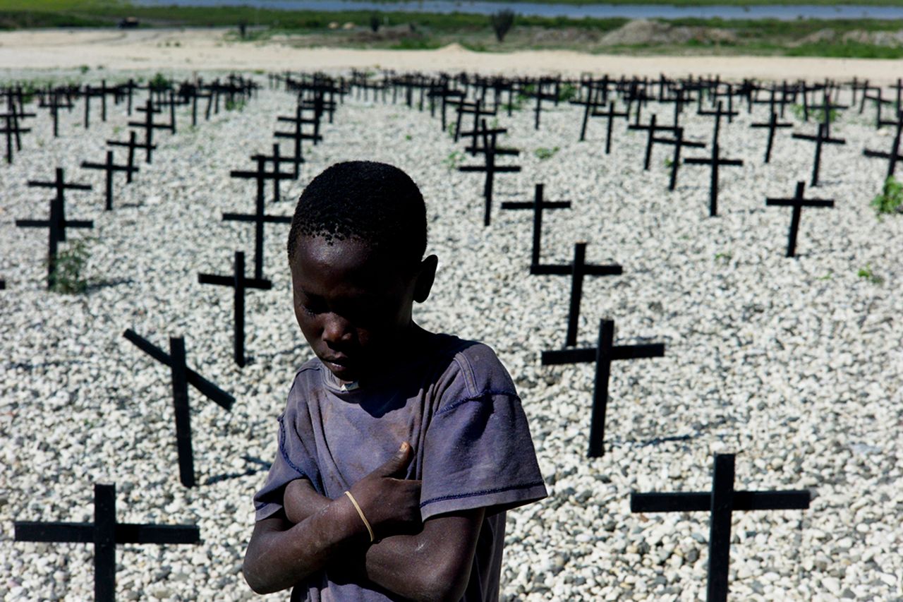 Masowy grób na przedmieściach Port-au-Prince.