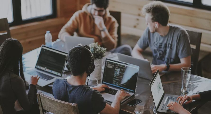 Trudniej o pracę w marketingu i mediach. Dla pracodawców liczy się kilka umiejętności