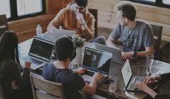 Trudniej o pracę w marketingu i mediach. Dla pracodawców liczy się kilka umiejętności