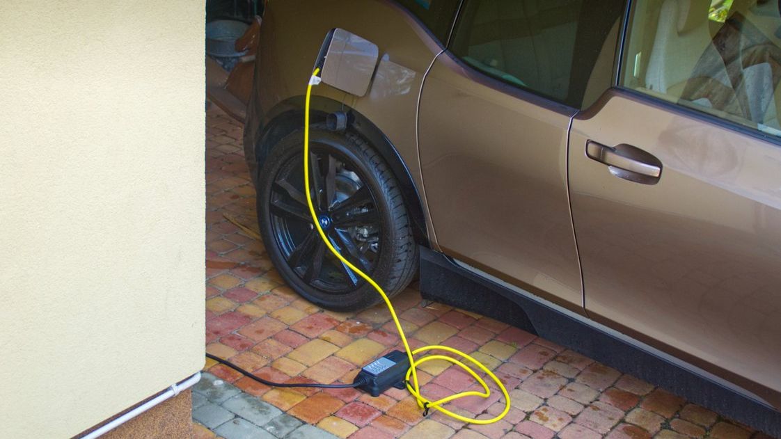 Mimo spadku sprzedaży aut elektrycznych, statystyki pierwszych czterech miesięcy wciąż są lepsze niż przed rokiem