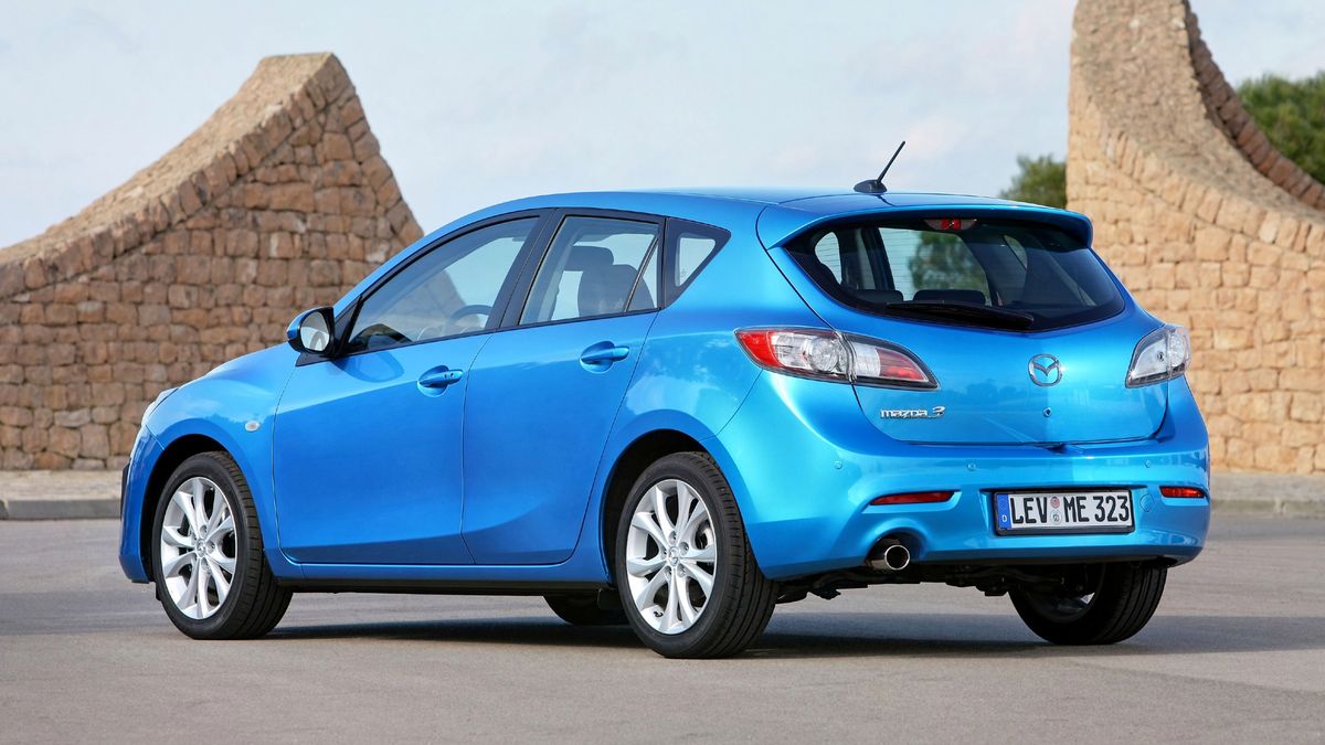 Mazda 3 BL to rozwinięcie koncepcji poprzedniczki BK, choć różnice w wyglądzie są znaczne.