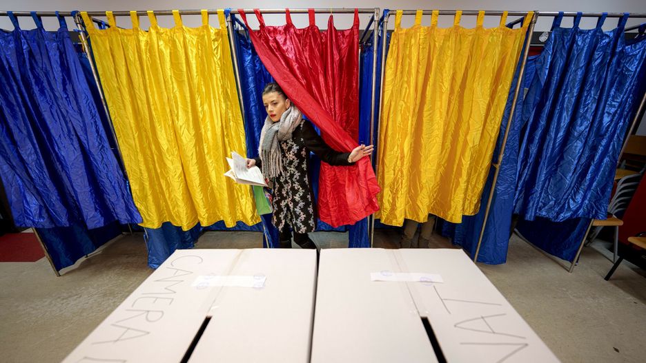 Wybory parlamentarne w Rumunii
A woman exits a voting cabin with the colours of the Romanian flag as curtains before casting her vote in the country's parliamentary elections, in Bucharest, Romania, Sunday, Dec. 1, 2024. (AP Photo/Andreea Alexandru)
Andreea Alexandru