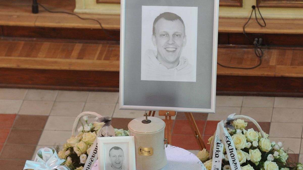 lukasz masiak pogrzebMLAWA 20.06.2015MORDERSTWO DZINNIKARZA PORTALU NASZA MLAWA LUKASZA MASIAKA ZAMORDOWANEGO PRZEZ BARTOSZA NOWICKIEGONA ZDJECIU POGRZEB LUKASZA MASIAKA NA CMENTARZU W MLAWIE URNA Z PROCHAMIFOTO BOGDAN HRYWNIAK/NEWSPIX.PL---Newspix.pl *** Local Caption *** www.newspix.pl mail us: info@newspix.plcall us: 0048 022 23 22 222---Polish Picture Agency by Ringier Axel Springer PolandBogdan Hrywniakzabojstwo morderstwo mlawa dziennikarz naszamlawa.pl lukasz masi