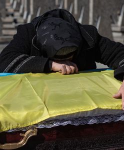Wojna w Ukrainie. Płacz nad grobem żołnierza. Tysiące na pogrzebie