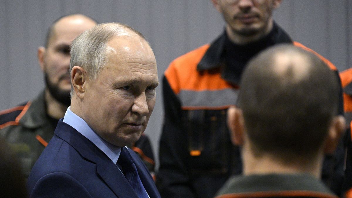 Russian President Vladimir Putin (L) meets with staff members during a visit to the Uralvagonzavod research and production corporation, a Russian state-owned company and the country's largest producer of tanks, in Nizhny Tagil, Sverdlovsk region, Russia, 15 February 2024. EPA/RAMIL SITDIKOV / SPUTNIK / KREMLIN POOL MANDATORY CREDIT Dostawca: PAP/EPA.