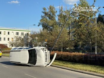 Warszawa: Wypadek na Białołęce. Jeep wjechał w latarnię i dachował