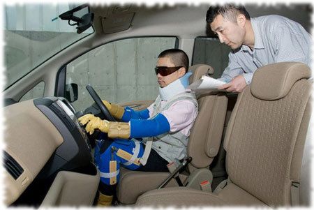 Kostium, symulujący starsze osoby za kierownicą