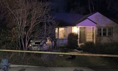 Został porwany i wrzucony do bagażnika. Uciekł, jak samochód uderzył w dom