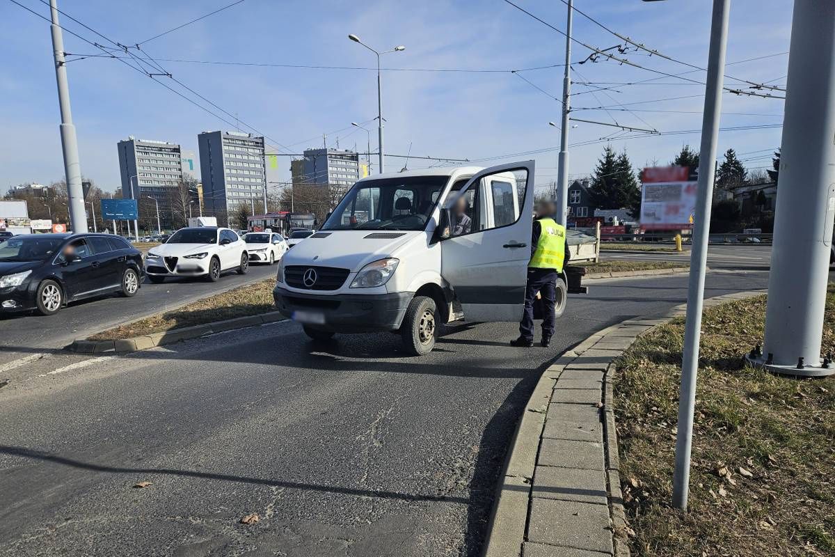 Kierowca pojazdu dostawczego przejechał przez zamknięte skrzyżowanie, na którym doszło do wypadku