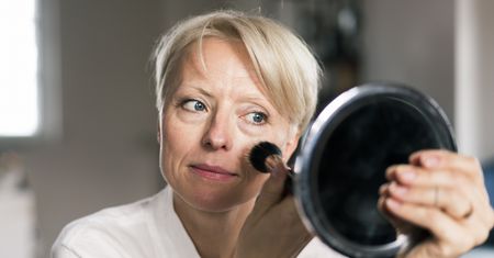 Makijaż kobiety dojrzałej. Ekspertka mówi, na co warto zwrócić uwagę