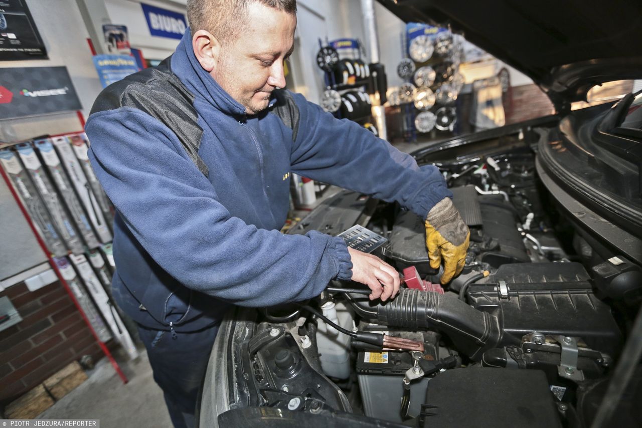 Polacy wydają rocznie 1360 zł na mechanika. Najdroższe są naprawy młodych aut