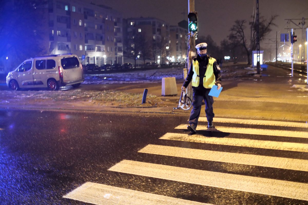 Warszawa. Funkcjonariusz policji na miejscu zdarzenia drogowego na ulicy Sokratesa 