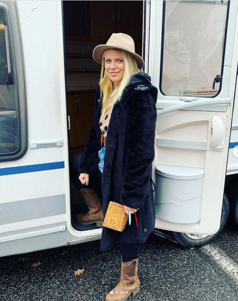 Maria Sadowska pozuje w bikini podczas żeglugi po jeziorze