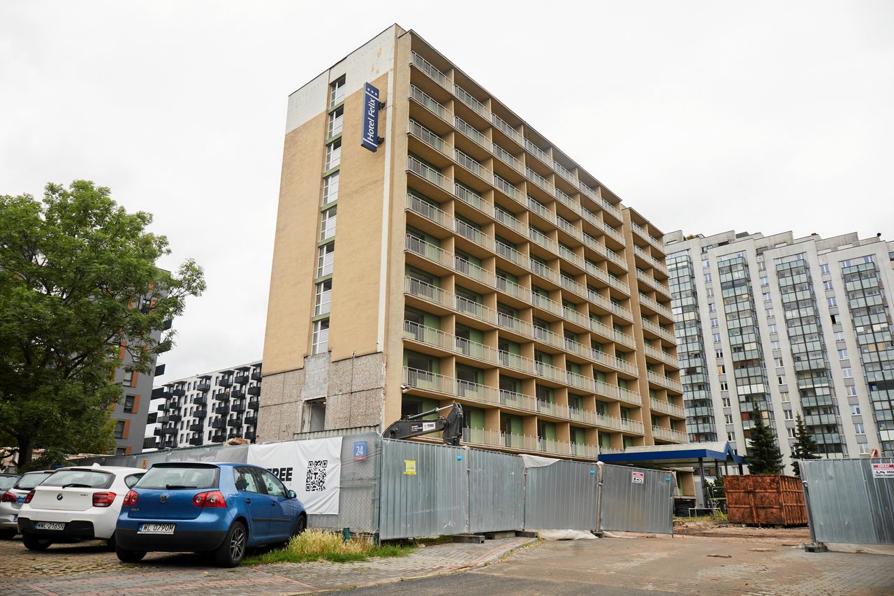 Drugie życie okien po rozbiórce warszawskiego hotelu. Trafią na Ukrainę