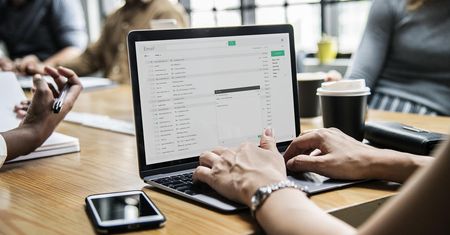 Uważajcie na e-maile - to wciąż podstawowe źródło cyberataków
