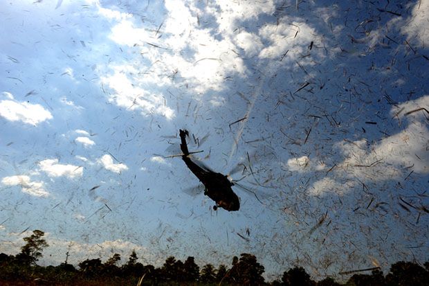 Helikopter U.S. Navy HH-60 Seahawk w okolicach Port-au-Prince podczas operacji Unified Response na Haiti © Jeremy Lock