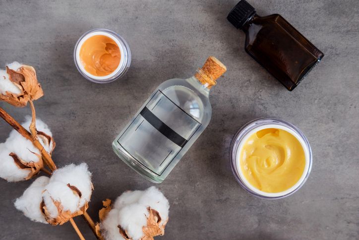 Tanie i sprawdzone kosmetyki z apteki. Na jakie lecznicze produkty warto zwrócić uwagę?