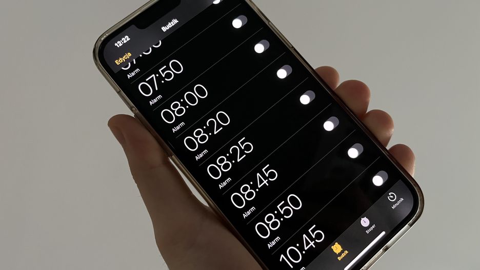 Ustawianie budzika w telefonie. Zimą to trudne zadanie