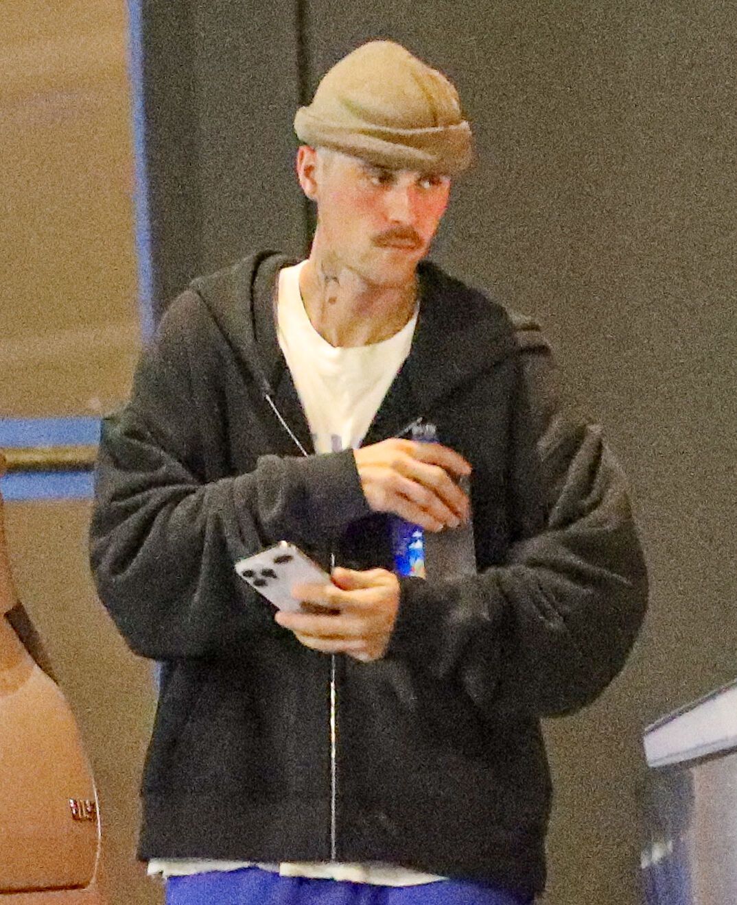 Osowiały Justin Bieber włóczy się samotnie po mieście