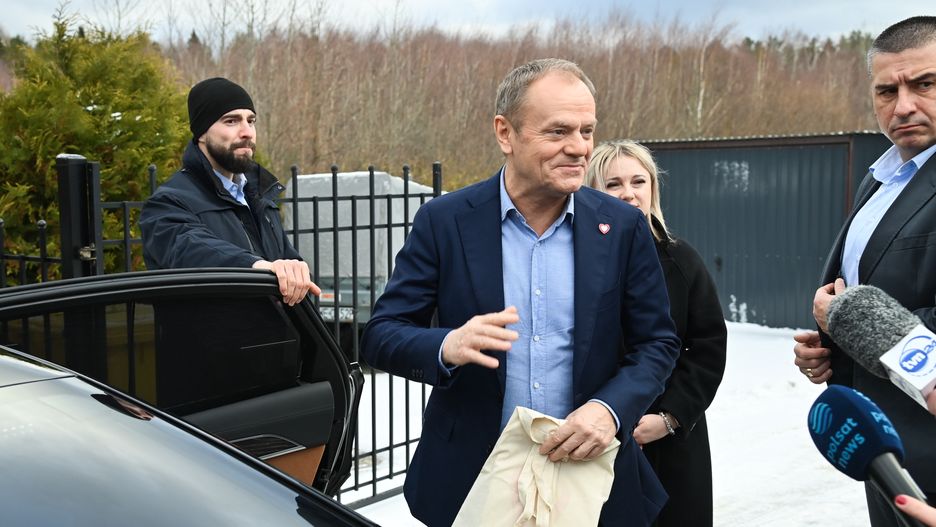 Brudzewo, 23.12.2023. Premier Donald Tusk po wizycie u rodziny w Brudzewie w powiecie puckim, 23 bm. (mr) PAP/Andrzej Jackowski