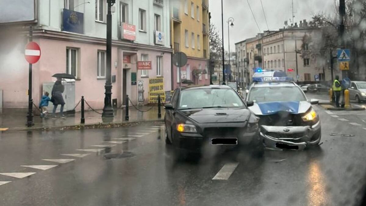 Zderzenie radiowozu z volvo na ul. Lipowej