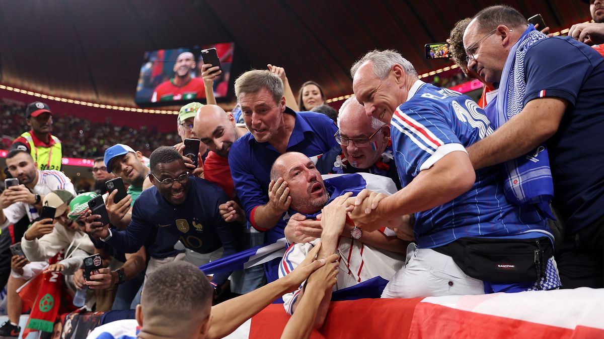 Kylian Mbappe przeprasza kibica za wypadek.