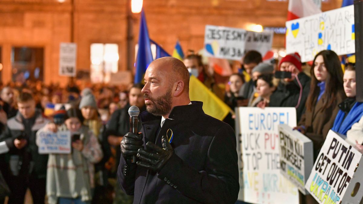 Prezydent Wrocławia Jacek Sutryk podczas  manifestacji solidarności z Ukrainą na rynku we Wrocławiu 