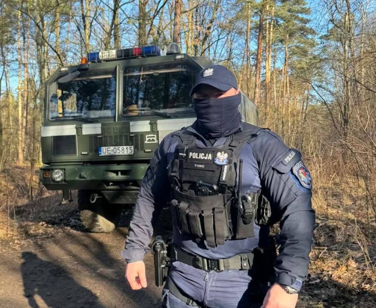 Spacerowicz odkrył arsenał w lesie. Dwudniowa akcja policji