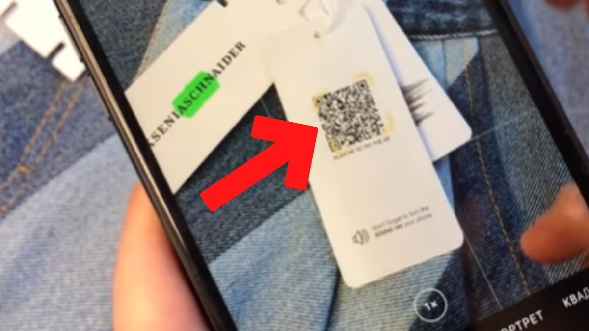 Kod QR na metce ubrania Ksenii Schnaider